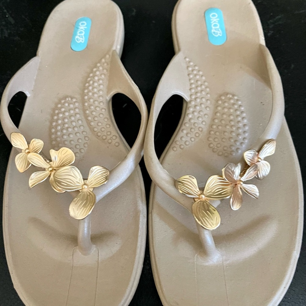 Oka-B Tan with Gold Loren Floral Handmade Flip Flop Sandals Womans Size ML
